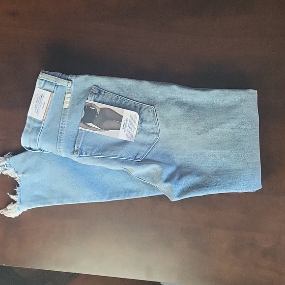 H&M Super Skinny, High Rise Distressed Jeans, Size 4 / 26" x 28" NWT - Picture 2 of 4